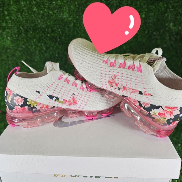 Nike Women’s Pink White 🩷 Floral air Max Vapormax Swoosh VaporMax Sneakers - Picture 4 of 10